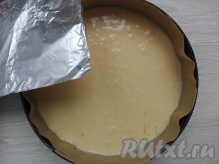 Выложить тесто в форму, застеленную пергаментом или смазанную маслом. Накрыть форму с тестом фольгой и отправить в духовку, разогретую до 170 градусов, на 45 минут.
