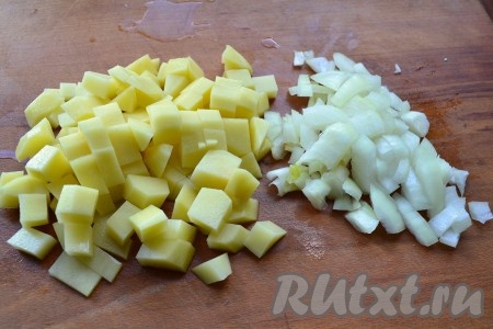 Картофель и лук очистить, нарезать кубиками.