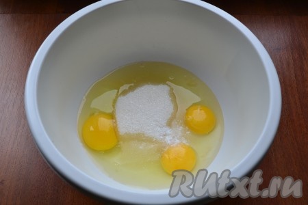 К сырым яйцам добавить сахар, соль и ванилин.