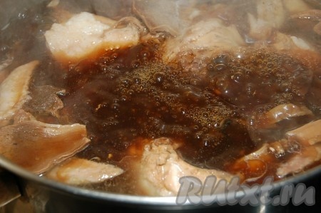 Сварить бульон из курицы и сушеных грибов.