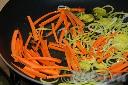 Обжарить на растительном масле порезанные морковь с луком.