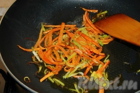 Обжарить на растительном масле порезанные морковь с луком