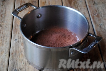 Подготовить необходимые ингредиенты для приготовления шоколадного сиропа. Какао порошок всыпать в небольшую кастрюльку или сотейник. 