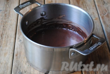 Отправить кастрюлю на огонь и, постоянно помешивая, готовить сироп на среднем огне, пока какао полностью не растворится (примерно, 2 минуты). 
