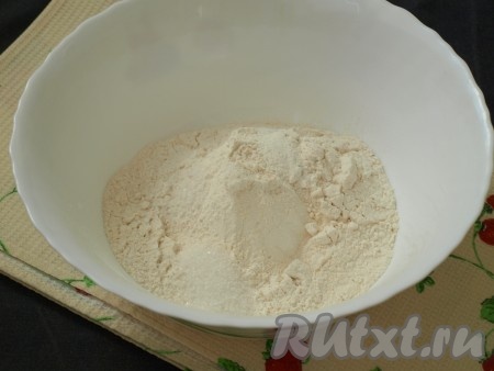 В глубокую миску просеять муку вместе с разрыхлителем и сухим молоком, добавить сахар, соль и ванильный сахар.