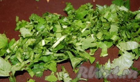 Добавляем в салат нарезанную зелень и сыр Сиртаки. Перемешиваем. 