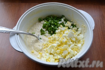 В тесто добавить рубленые вареные яйца и измельченный зеленый лук.