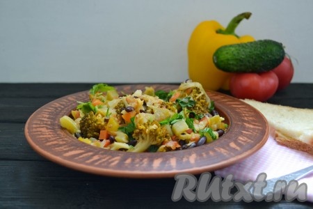 Вкусное, ароматное, нежное, сытное и полезное овощное рагу с фасолью разложить по тарелочкам и подать на стол.
