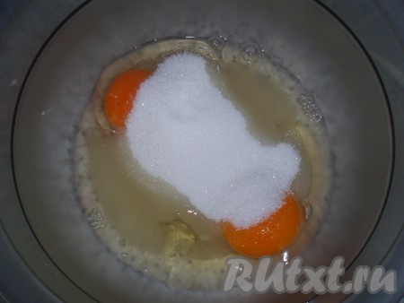 Для приготовления теста яйца взбить с сахаром.
