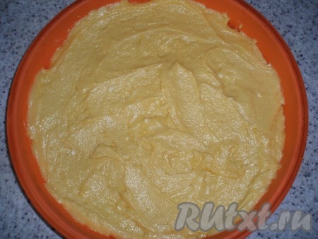 Получившееся тесто выложить в форму для выпечки (силиконовую форму можно не смазывать маслом), разровнять.