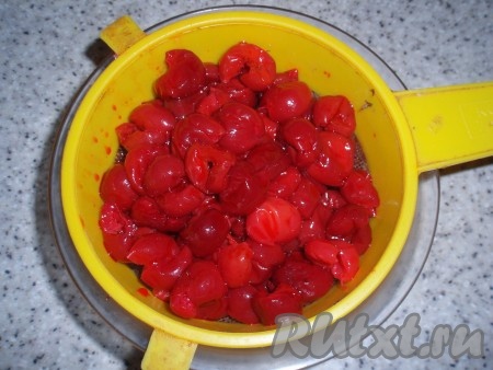 Вишню освободить от косточек (если вишня была заморожена - предварительно разморозить). Выложить ягоды на ситечко, чтобы стёк сок.