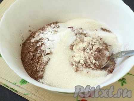В миску просеять сухие ингредиенты: муку, какао и соду. Добавить сахар и соль, перемешать.
