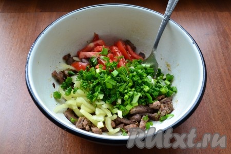 В салат с говядиной, с помидорами и болгарским перцем выложить измельченную зелень.

