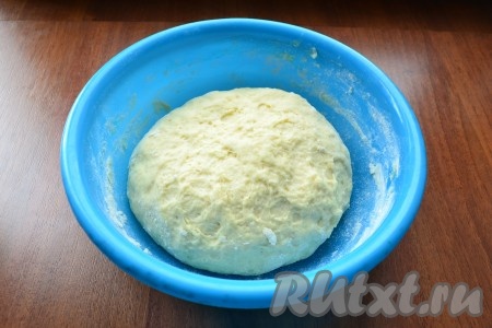 Накрыть тесто пищевой пленкой и оставить в теплом месте на 30 минут. Тесто должно подойти немного, больше ему и не требуется.