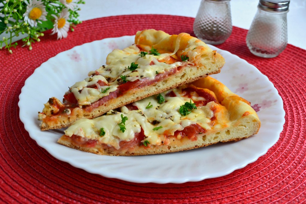 Пицца с помидорами и колбасой
