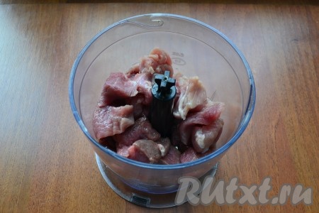 В чашу блендера поместить кусочки мяса.