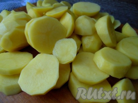 Картофель, очищенный от кожуры, нарежьте на кружочки толщиной 2-3 см.