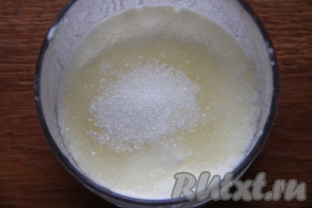Для приготовления заправки смешать сметану, лимонный сок, молоко и сахар до однородности.
