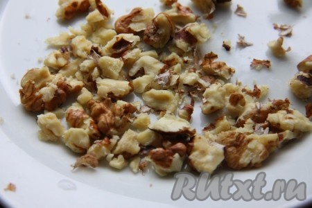 Орехи подсушить в течение 1-2 минут на сухой сковороде и измельчить ножом.
