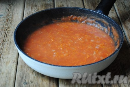 Затем влить к обжаренным овощам томатный сок, добавить сахар и соль по вкусу, довести до кипения, уменьшить огонь и готовить получившуюся томатную подливку ещё 5 минут. 
