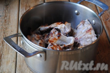 Обжаренное мясо выложить в кастрюлю, посолить и поперчить по вкусу. 
