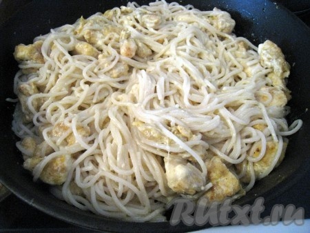 Когда сыр расплавится, то к курице в сливочном соусе добавить спагетти, посолить и перемешать.