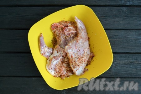 Мясо кролика нарезать на порционные кусочки, по вкусу посолить и приправить специями.
