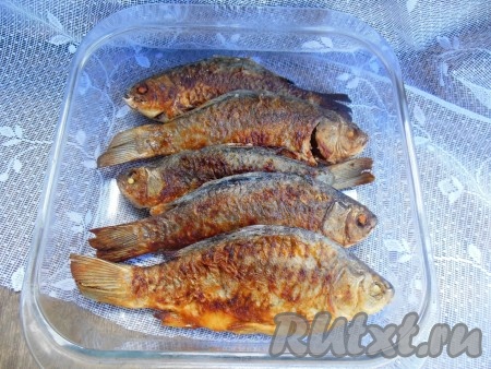 Обжаренную рыбу выложите в глубокий противень или в форму для запекания (я использую стеклянную форму). Противень (или форму) можно не смазывать.