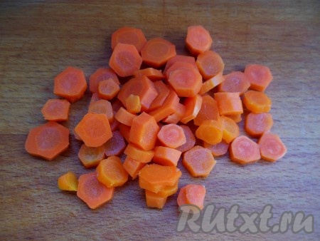 По желанию, морковь, с которой варился бульон, можно не выбрасывать, а нарезать на колечки, положить в уху и варить вместе с картошкой.
