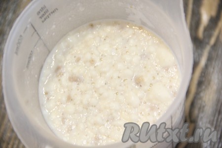 В тёплое молоко всыпать сухие дрожжи, добавить 1 столовую ложку сахара и 1 столовую ложку муки, опару хорошо перемешать и оставить в тепле на 20 минут.
