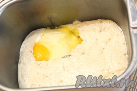 Затем добавить сметану, сырые яйца, мёд, растопленное и остывшее сливочное масло.
