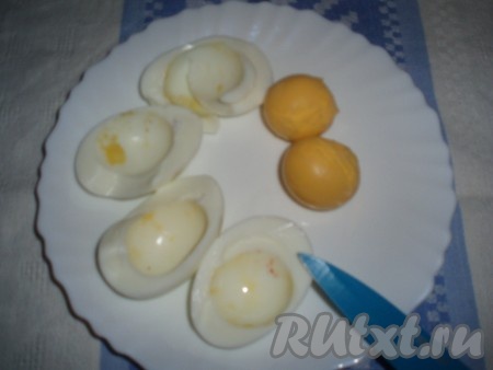 Остывшие яйца очистить от скорлупы. Отделить белки от желтков.
