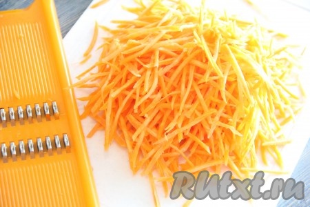 Пока наша рыба маринуется, приготовить овощи. Морковь очистить и натереть на тёрке для корейской моркови.