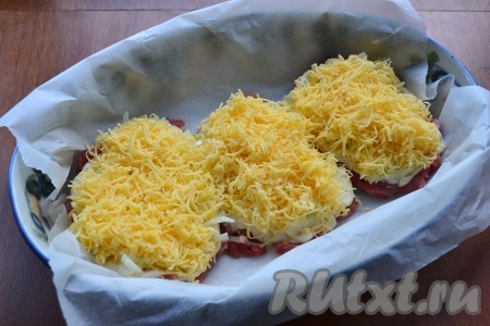 Сыр, натертый на мелкой или средней терке, разместить поверх лука.
