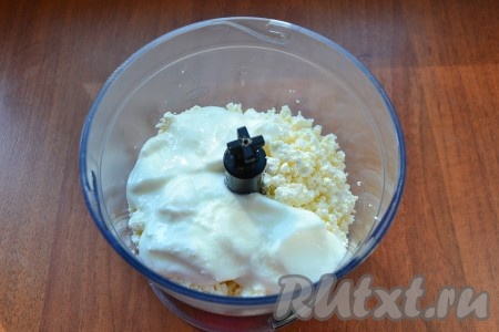 В чашу блендера поместить творог, добавить йогурт (или сметану).
