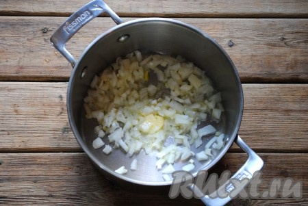 В сотейник или небольшую кастрюлю с толстым дном отправить сливочное и растительное масло. Всыпать нарезанный лук. 
