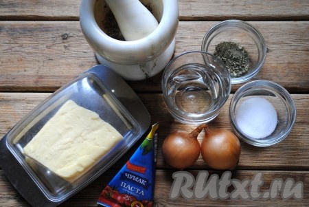 Подготовить необходимые ингредиенты для приготовления соуса из томатной пасты для макарон. 