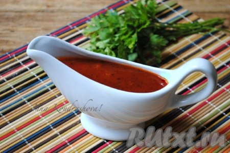Перелить в соусницу и подать на стол. Вкусный соус из томатной пасты станет отличным дополнением к макаронам.  
