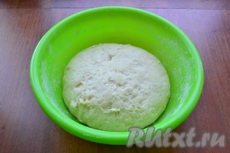 Посуду с тестом накрыть пищевой пленкой и на 1 час оставить в теплом месте. Тесто должно увеличиться в объеме. 