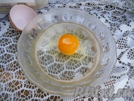 Вбейте в воду осторожно яйцо, чтобы желток сохранил свою целостность.
