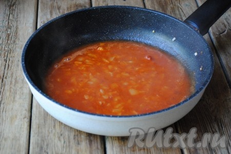 Получившийся томатный соус перемешать и готовить ещё 2 минуты на небольшом огне, затем добавить соль, сахар и чёрный молотый перец по вкусу.
