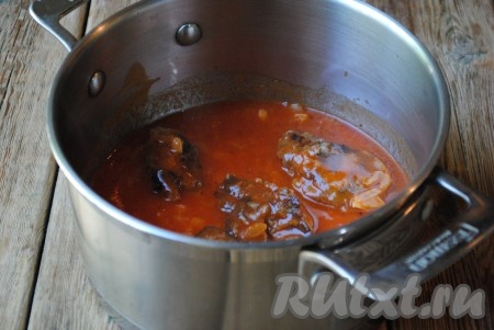 Перелить томатный соус к куриной печени, добавить лавровые листья, довести до кипения, уменьшить огонь и готовить гуляш 10 минут под закрытой крышкой. 
