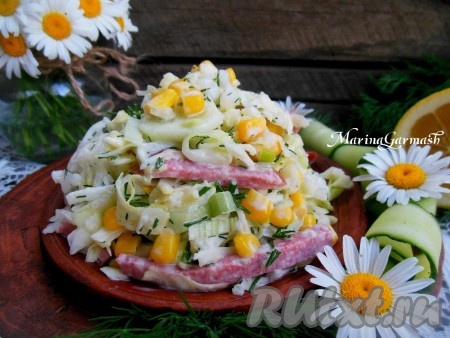 Салат с капустой, колбасой и кукурузой