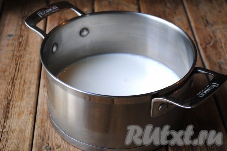 Налить молоко в кастрюлю (я варила кашу из домашнего молока), жирность молочного продукта в данном рецепте не имеет значения. 
