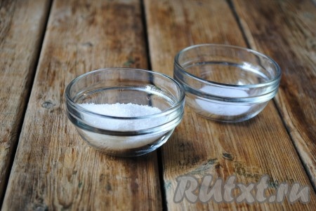 Молоко отправить на плиту и довести до кипения. Затем всыпать сахар и щепотку соли, немного проварить на среднем огне, помешивая, чтобы кристаллы растворились. 
