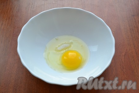К яйцу добавить 1 столовую ложку сахара.
