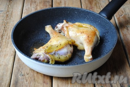 Сковороду с растительным маслом хорошо разогреть. Порциями обжарить кусочки домашней курицы до румяной корочки. 
