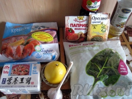 Ингредиенты для приготовления салата с сыром тофу, креветками и шпинатом