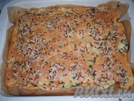 Печь пирог на кефире со шпинатом и моцареллой в предварительно нагретой до 180 градусов духовке 35-40 минут. Испеченный пирог вынуть из духовки, дать немного остыть.
