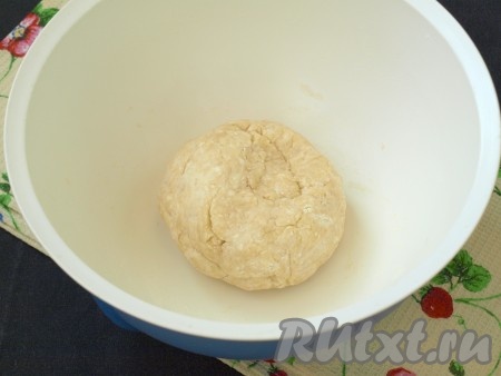 Собрать тесто в шар, очень долго месить не следует. Тесто очень мягкое и не липнет к рукам.
